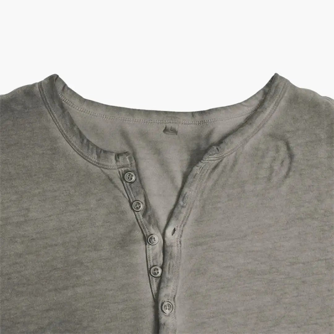 https://cdn.shopify.com/s/files/1/0980/8547/0533/files/Henley-ShirtfurHerrenmitKnopfleisteundlangenArmeln_2.jpg?v=1777385256