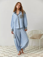 https://cdn.shopify.com/s/files/1/0811/5545/7372/files/Pyjamaopenblauw.webp?v=1755839363