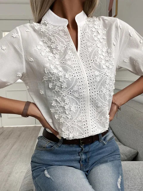 https://cdn.shopify.com/s/files/1/0822/8919/7383/files/Zomer-Bloemen-Borduren-Lace-Blouse-Vrouwen-Hollow-Out-Stand-Kraag-V-hals-Casual-Shirt-Elegante-Korte.jpg_640x640_ef68effc-f478-43c3-b461-b210eb1ed2f4.jpg?v=1737537078