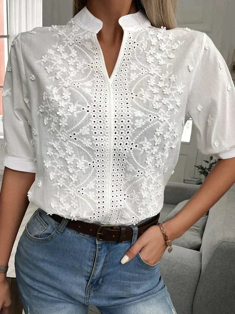 https://cdn.shopify.com/s/files/1/0822/8919/7383/files/Zomer-Bloemen-Borduren-Lace-Blouse-Vrouwen-Hollow-Out-Stand-Kraag-V-hals-Casual-Shirt-Elegante-Korte_6645acf5-c797-4a3b-a76f-344555d0b968.webp?v=1737537078