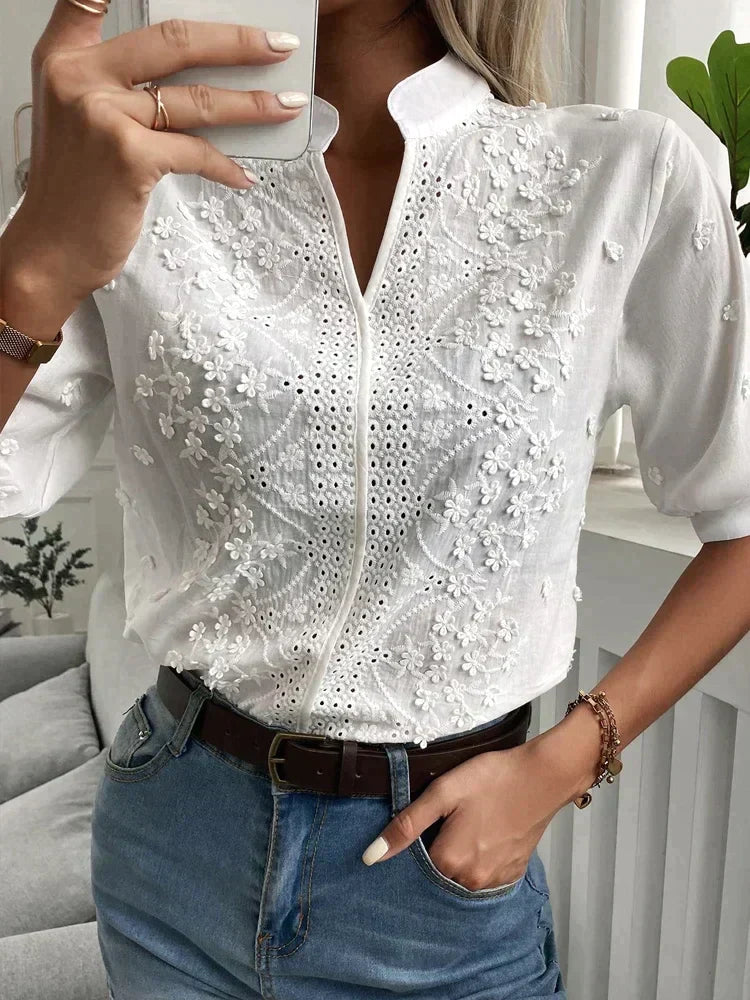 https://cdn.shopify.com/s/files/1/0822/8919/7383/files/Zomer-Bloemen-Borduren-Lace-Blouse-Vrouwen-Hollow-Out-Stand-Kraag-V-hals-Casual-Shirt-Elegante-Korte_7c8be141-40aa-481e-bcb3-6b563d711541.webp?v=1737537078