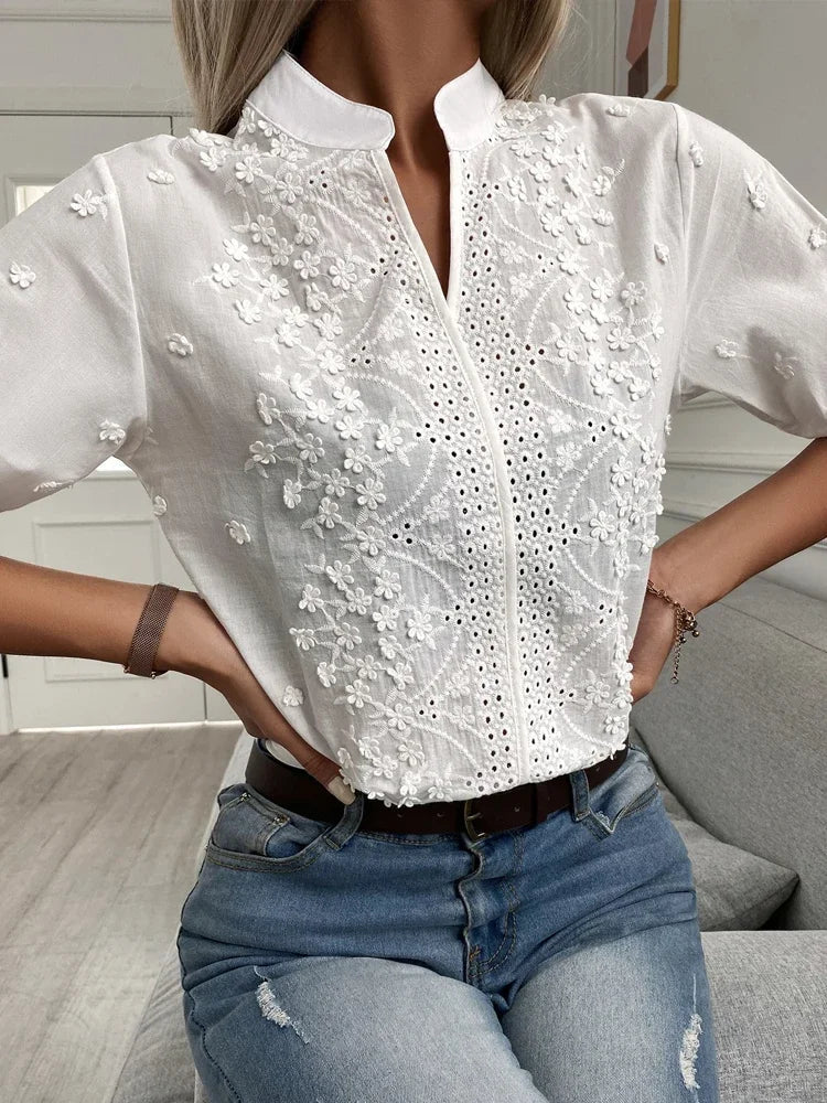 https://cdn.shopify.com/s/files/1/0822/8919/7383/files/Zomer-Bloemen-Borduren-Lace-Blouse-Vrouwen-Hollow-Out-Stand-Kraag-V-hals-Casual-Shirt-Elegante-Korte_b72998a0-0c40-48dd-b9d8-9204a28acd82.jpg?v=1737537078