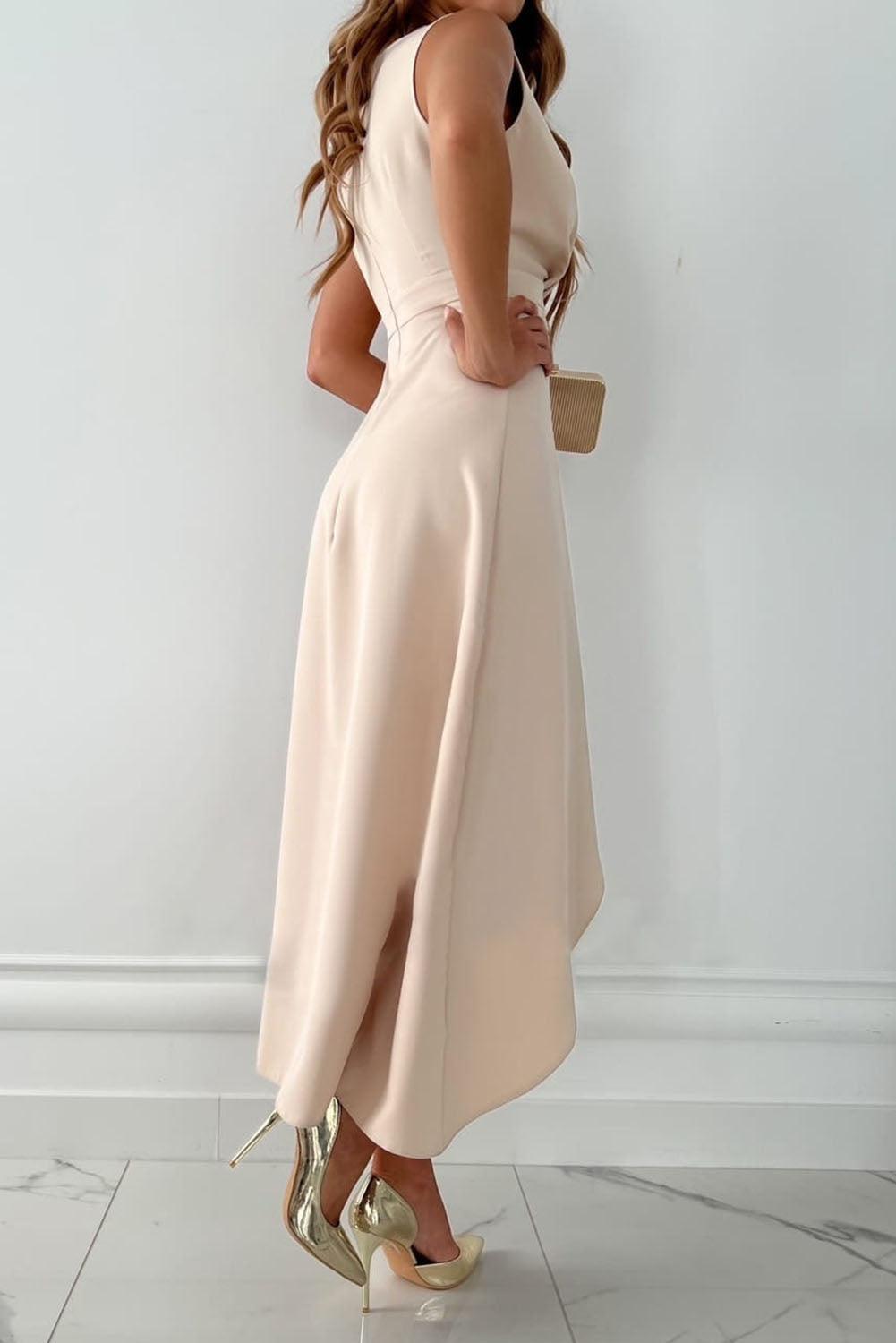 https://cdn.shopify.com/s/files/1/0811/5545/7372/files/abrikoos-v-hals-wikkeljurk-met-split-evening-dresses-jurkjes-co-2_91c855c8-8d5a-4d42-8b91-54aaa2eb5d8d.jpg?v=1748278302