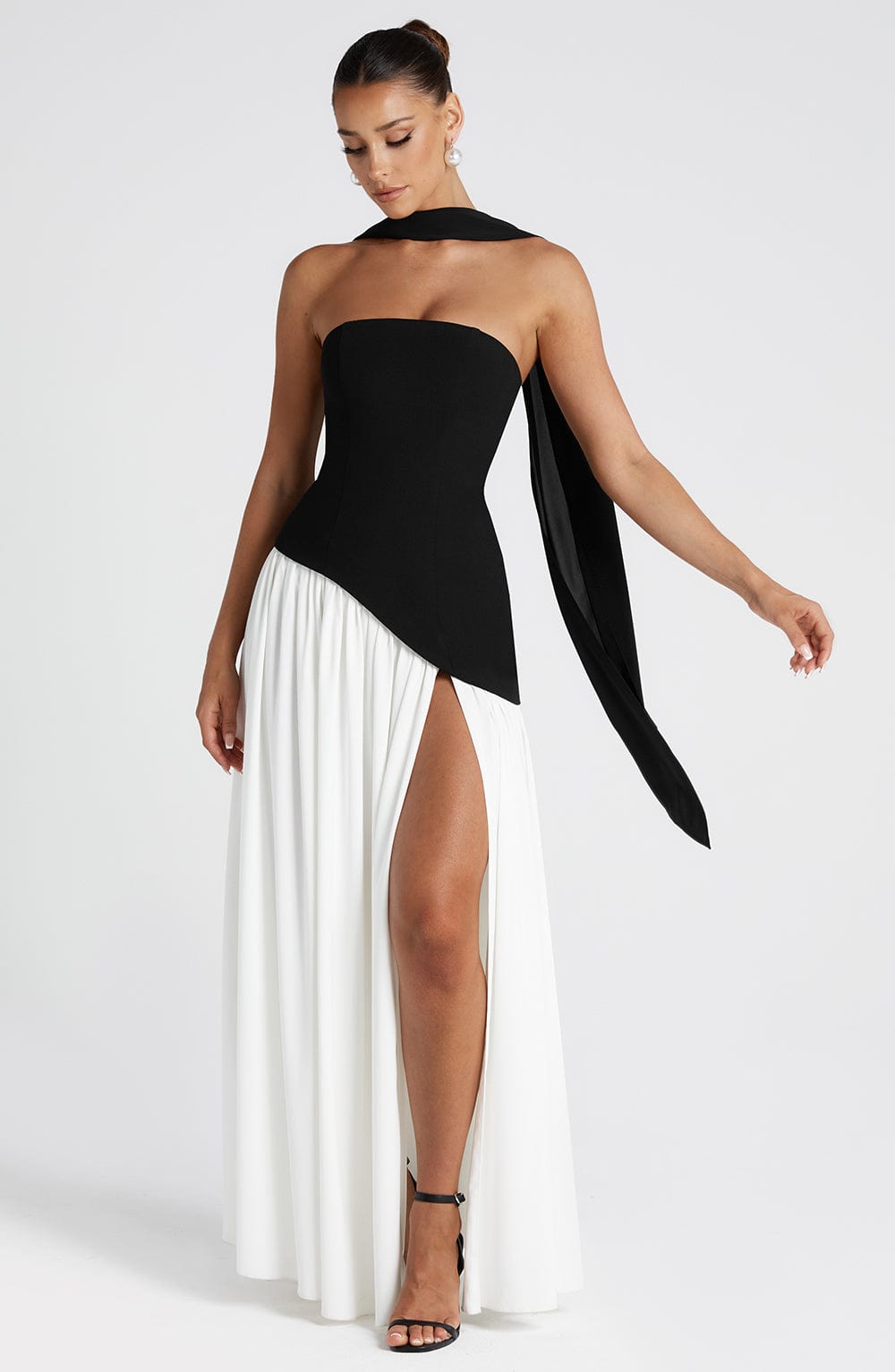 https://cdn.shopify.com/s/files/1/0811/5545/7372/files/maliyah-maxi-dress-black-white-dress-babyboo-fashion-1122207123.jpg?v=1747667033