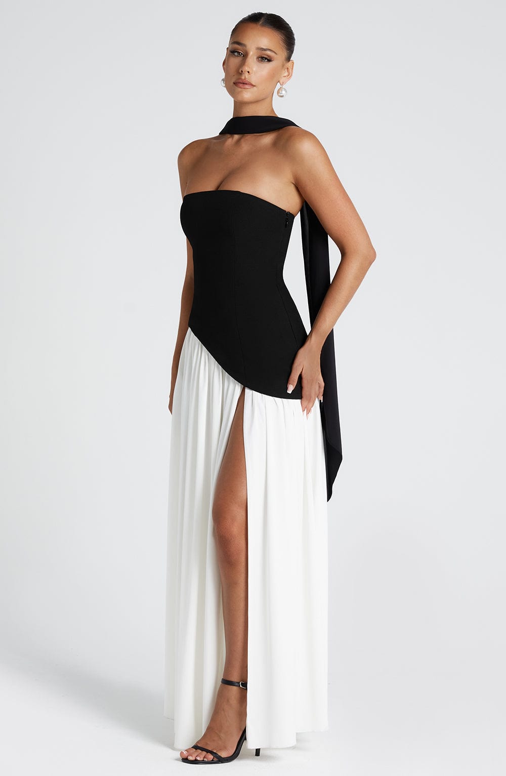 https://cdn.shopify.com/s/files/1/0811/5545/7372/files/maliyah-maxi-dress-black-white-dress-babyboo-fashion-1122207124.jpg?v=1747667033