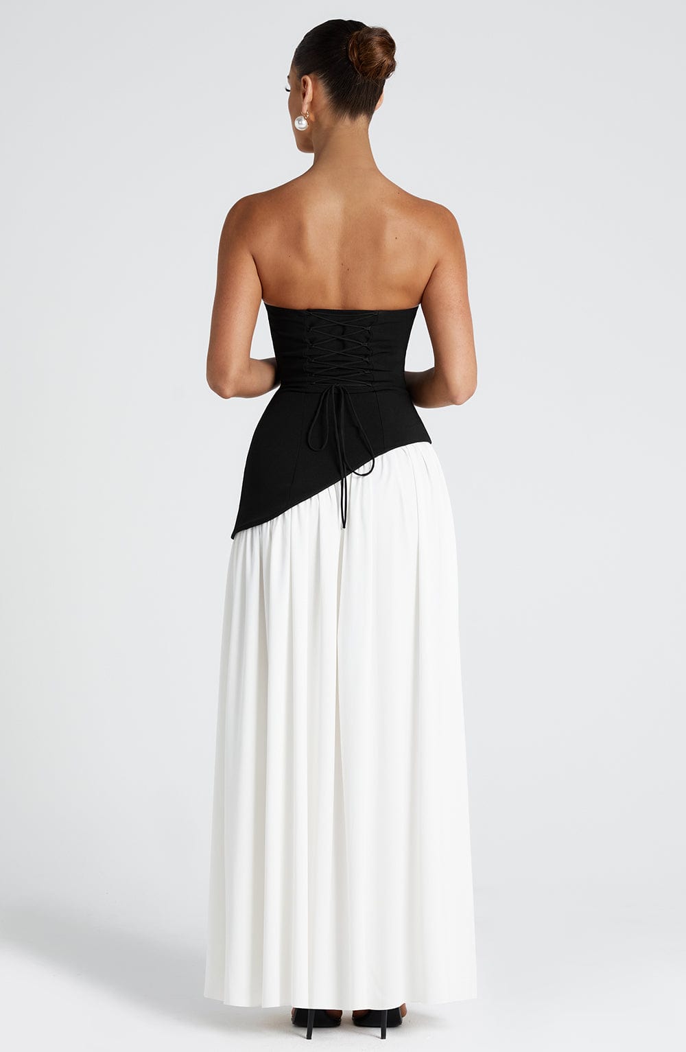 https://cdn.shopify.com/s/files/1/0811/5545/7372/files/maliyah-maxi-dress-black-white-dress-babyboo-fashion-1122207125.jpg?v=1747667033